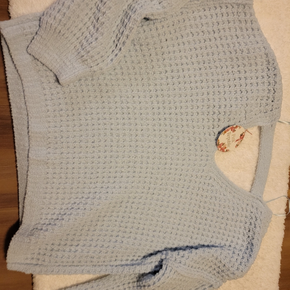Pink republic baby blue super soft Sweater size medium. Cropped